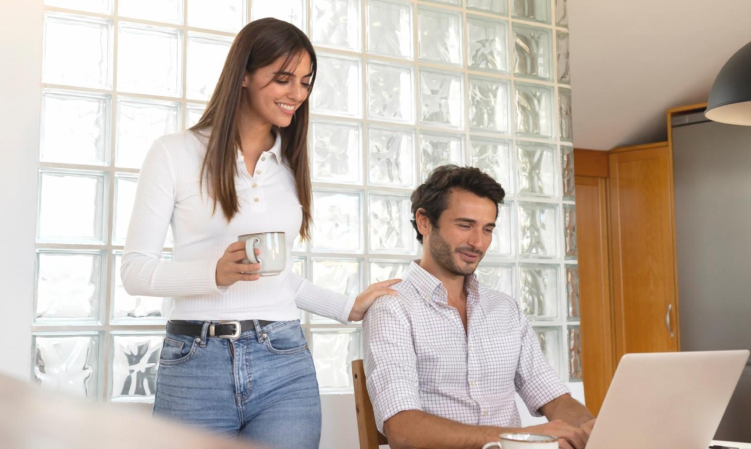 Mesa de trabajo profesional con productos y herramientas de maquillaje de alta gama para formación especializada
