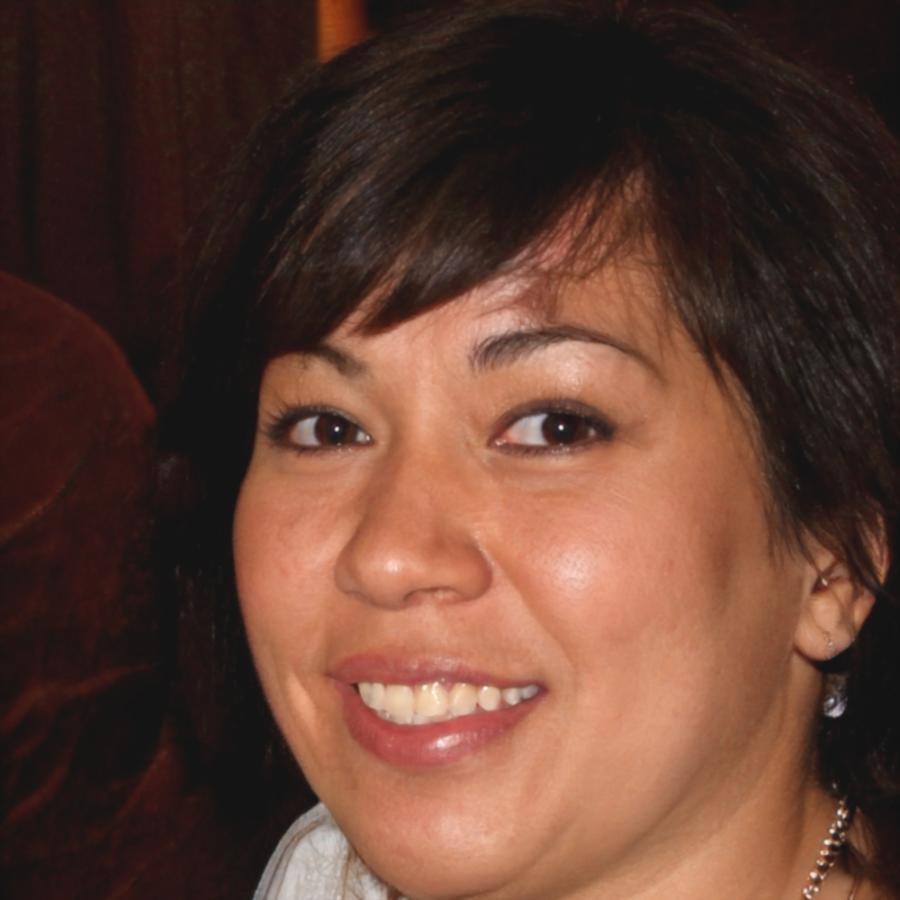 Retrato profesional de Esperanza Ruiz, instructora especialista en estética facial